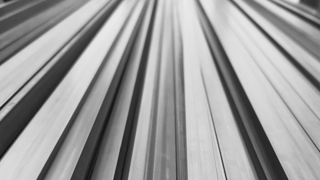 Precision flat steel bars for custom production at Crummenerl