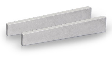 Two metallic tangential keys with typical slanted shape